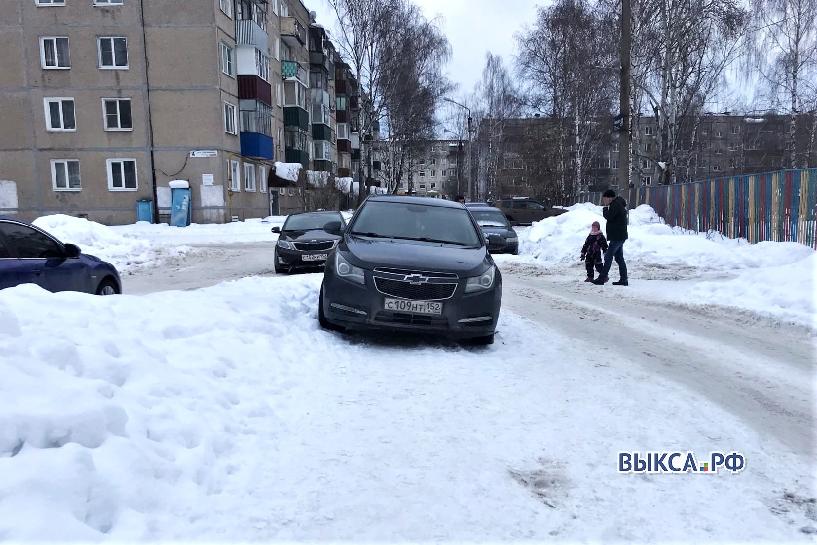 Автохамы мешают воспитанникам детсада ходить по тротуару